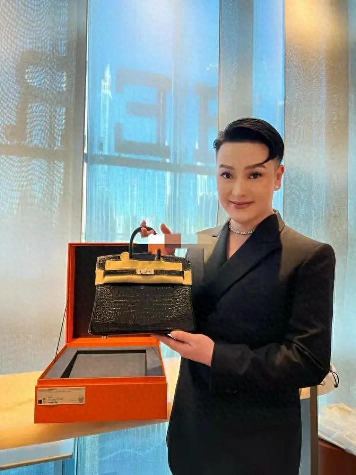 人民日报怒批！炫富、偷税749万、跑国外，现又来“割内地韭菜”