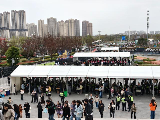 华体会官方网站-演唱会+中超，近6万人在成都过“超级周末”